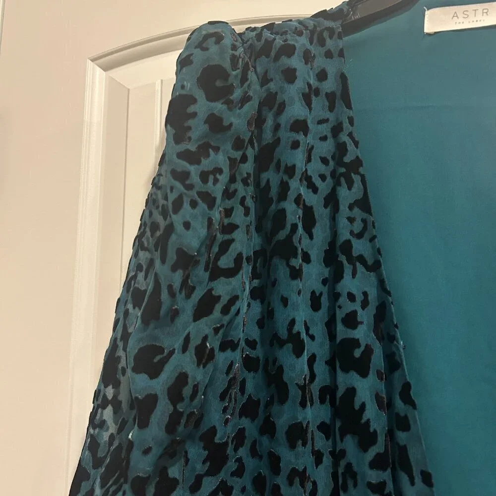 ASTR The Label Teal Leopard Wrap Blouse with Shoulder Pads Women’s Size XL - Picture 4 of 11